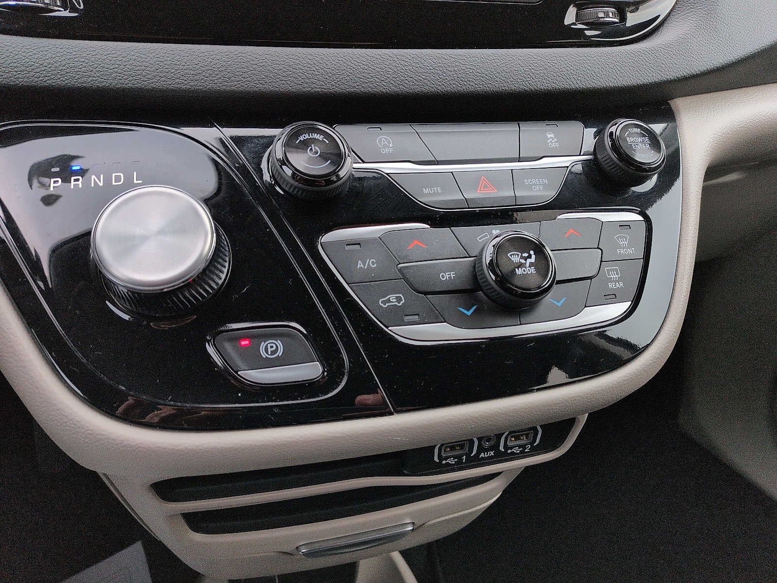 2024 Chrysler Voyager LX