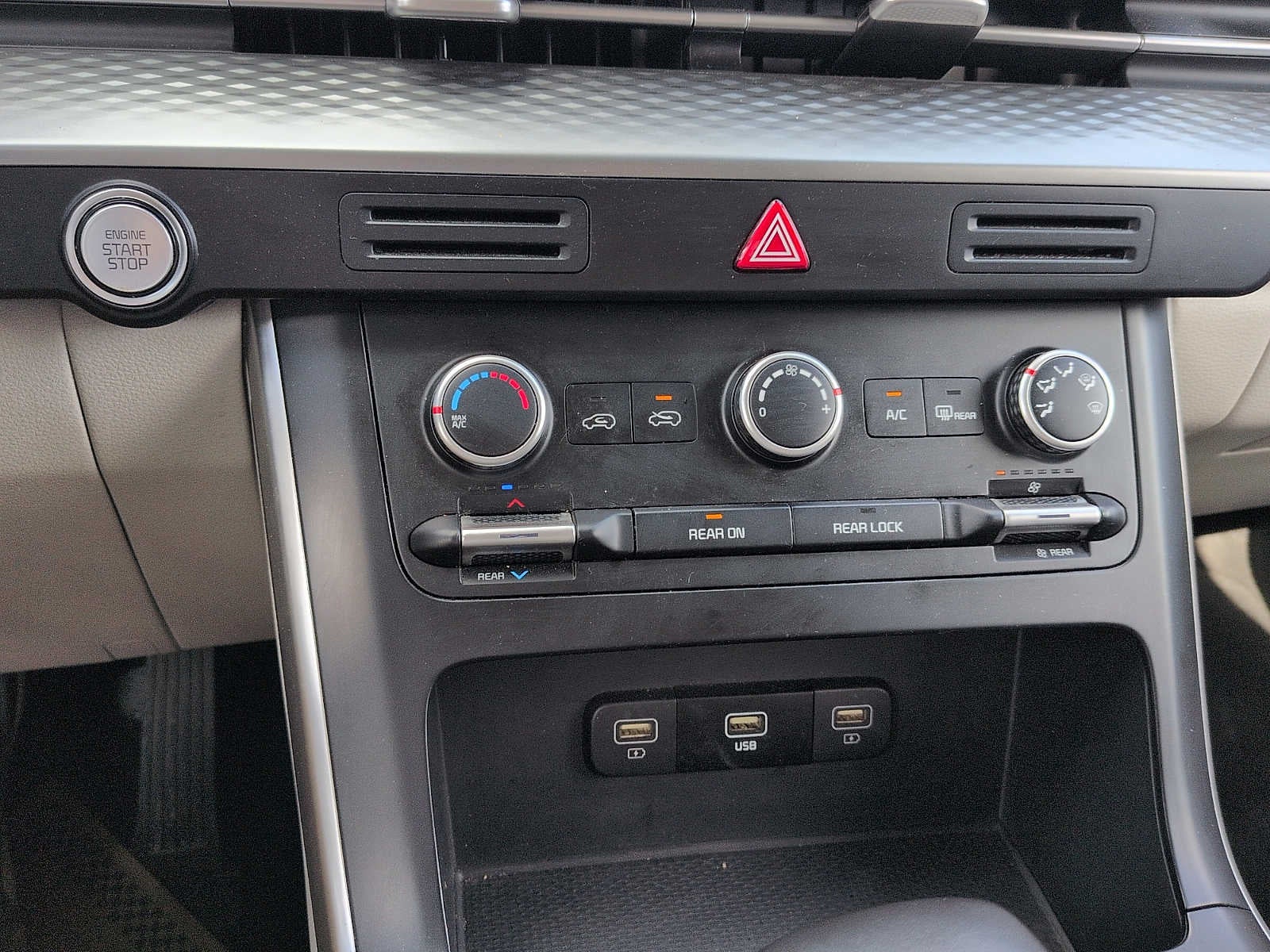 2024 Kia Carnival LX