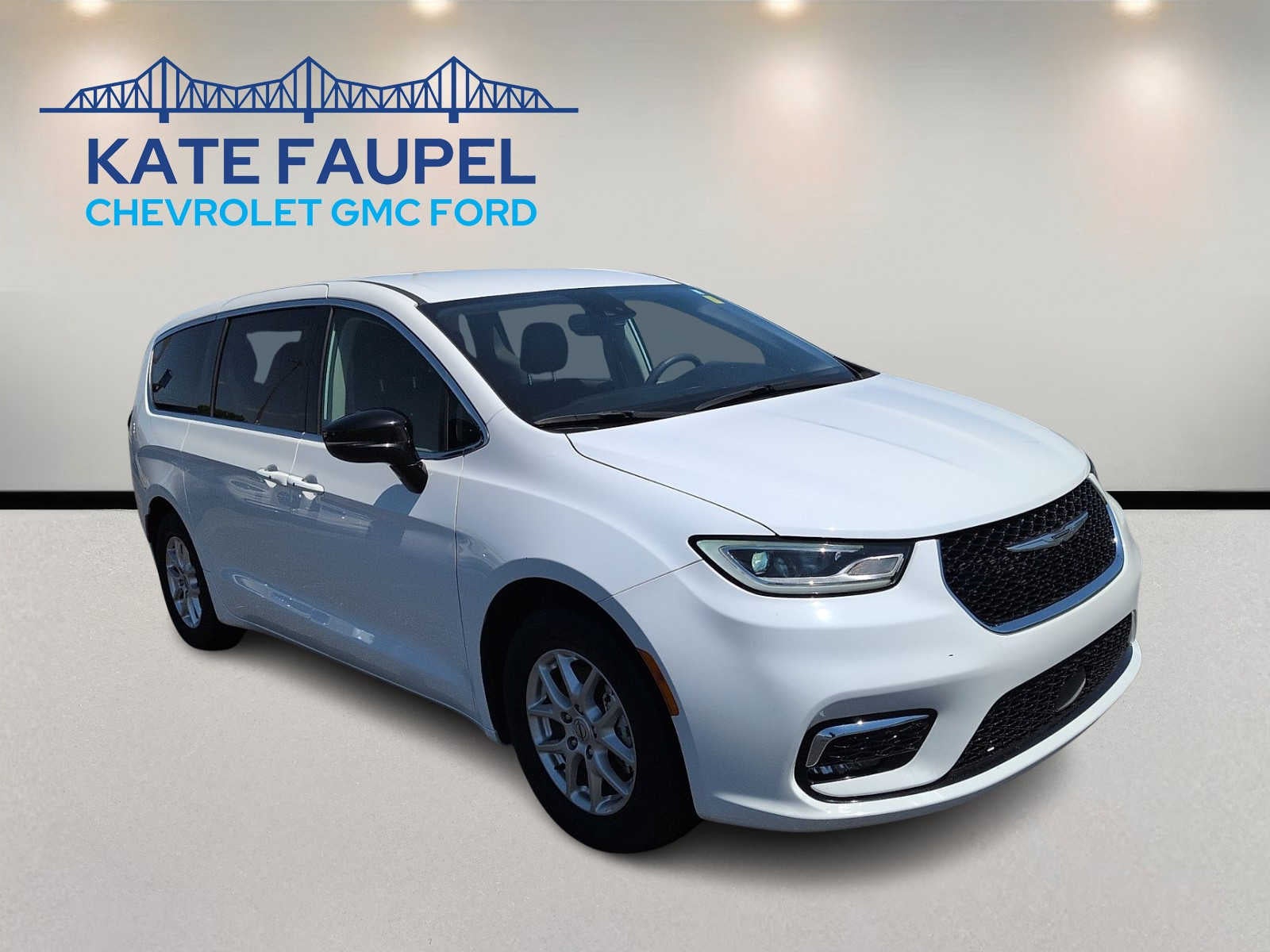2024 Chrysler Pacifica Touring L's photo