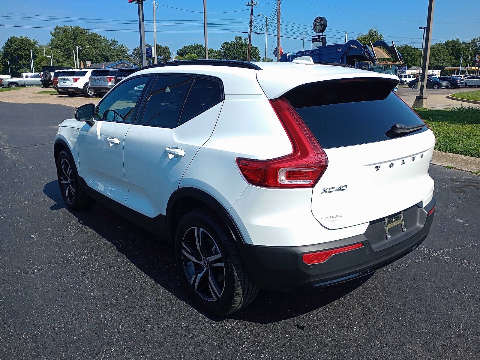 2024 Volvo XC40 Core Dark Theme