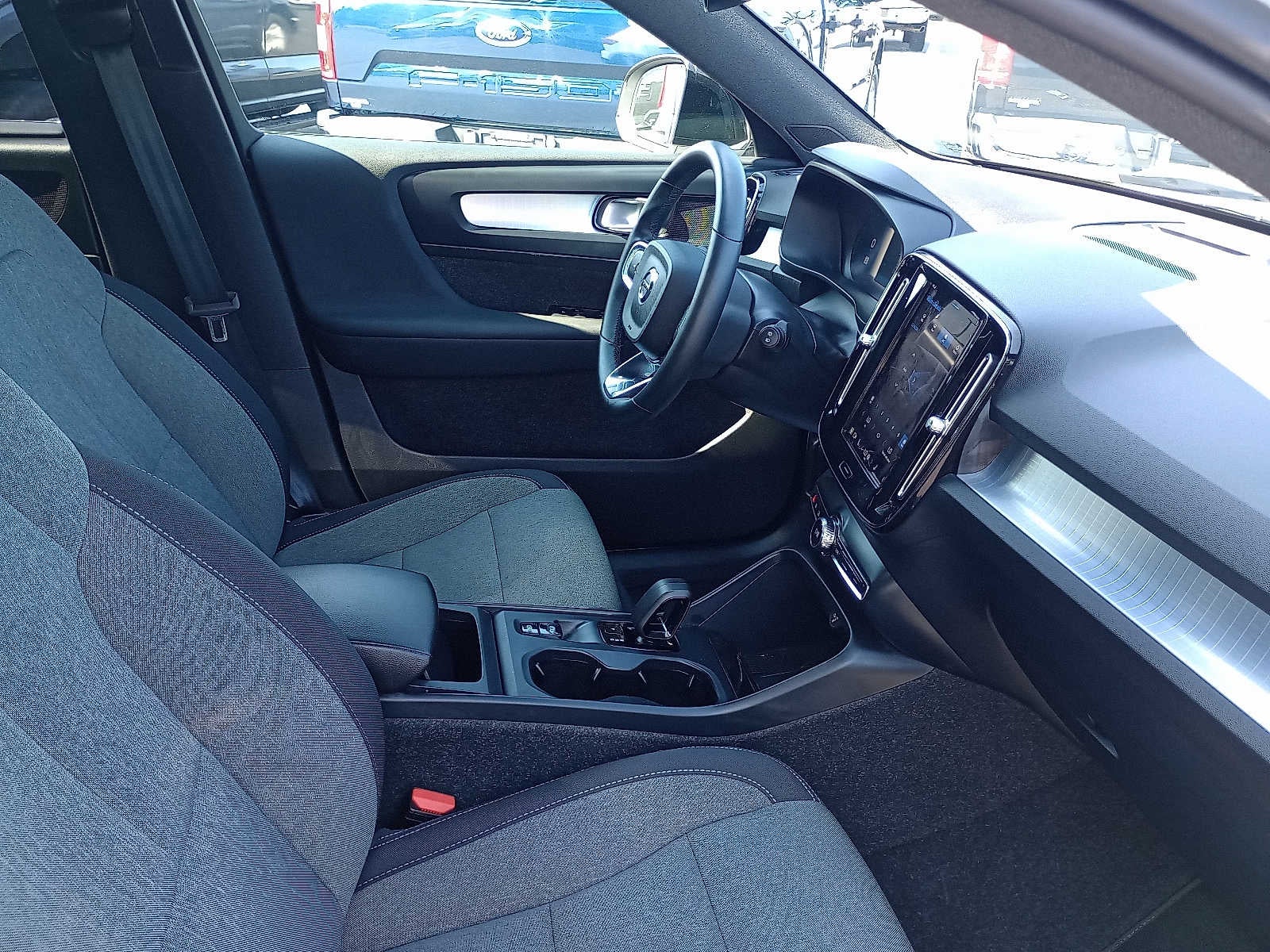 2024 Volvo XC40 Core Dark Theme