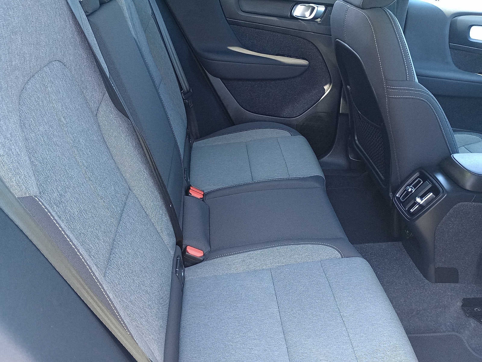 2024 Volvo XC40 Core Dark Theme